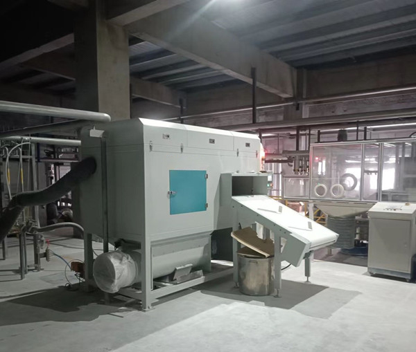 automatick&yacute; otv&iacute;r&aacute;k plastov&yacute;ch s&aacute;čků